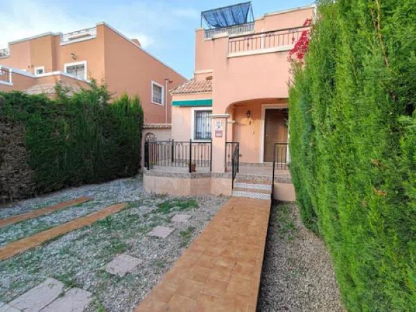 Chalet adosado en calle Amapola, 29