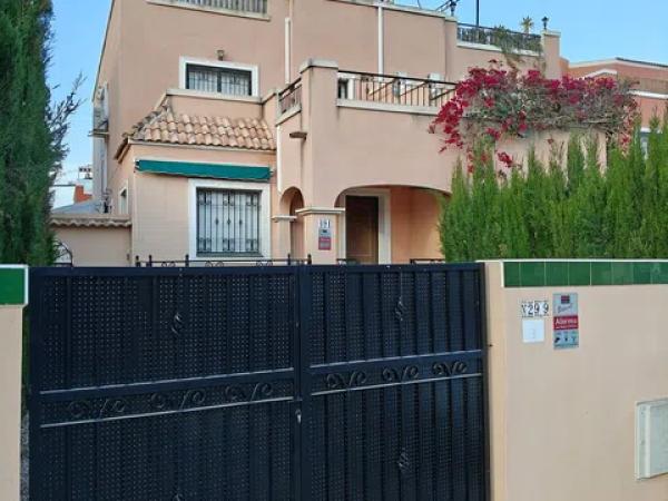 Chalet adosado en calle Amapola, 29