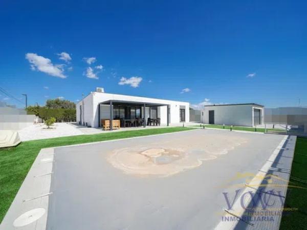 Casa independiente en calle Roble