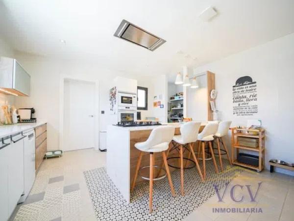 Casa independiente en calle Roble