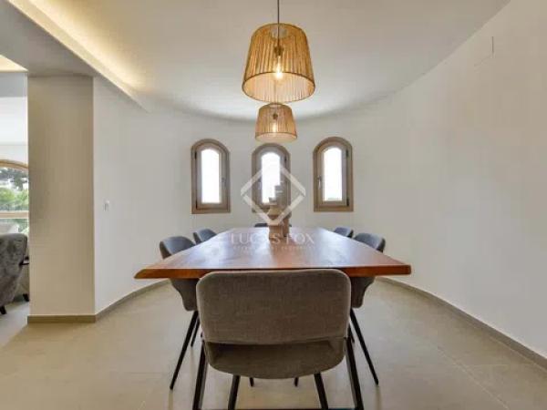 Chalet pareado en calle Serrella