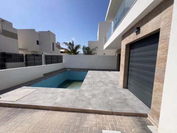 Casa independiente en calle Amapola