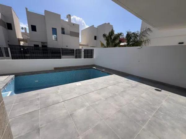 Casa independiente en calle Amapola