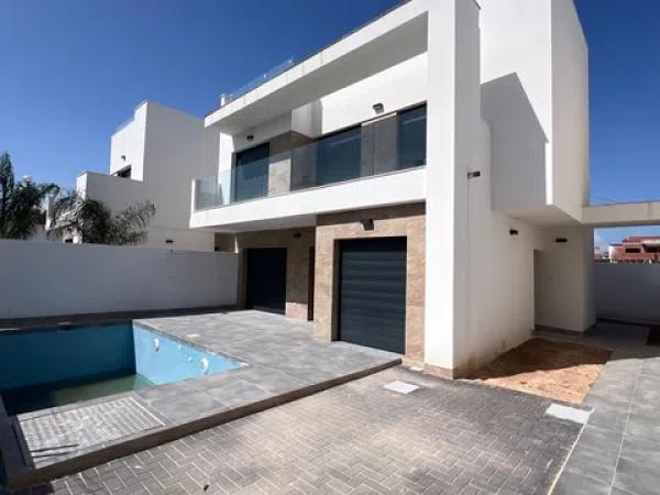 Casa independiente en calle Amapola