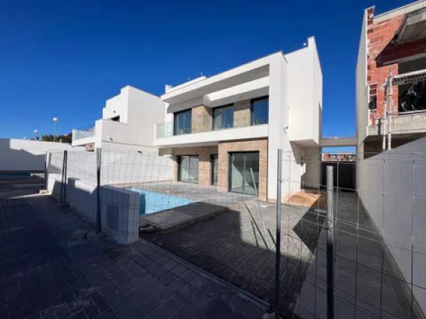 Casa independiente en calle Amapola