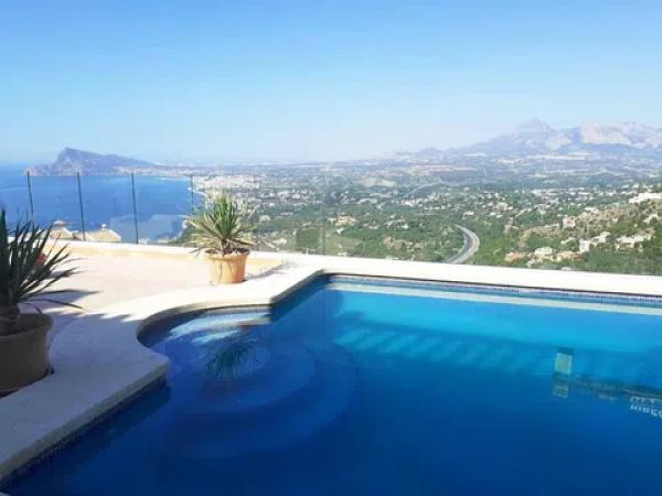 Casa independiente en avenida Europa