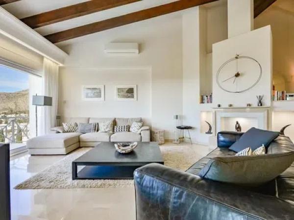 Casa independiente en avenida Principal de la Sierra