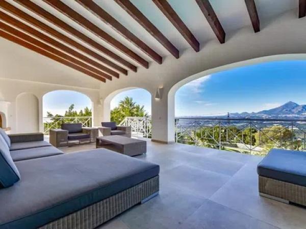 Casa independiente en avenida Principal de la Sierra