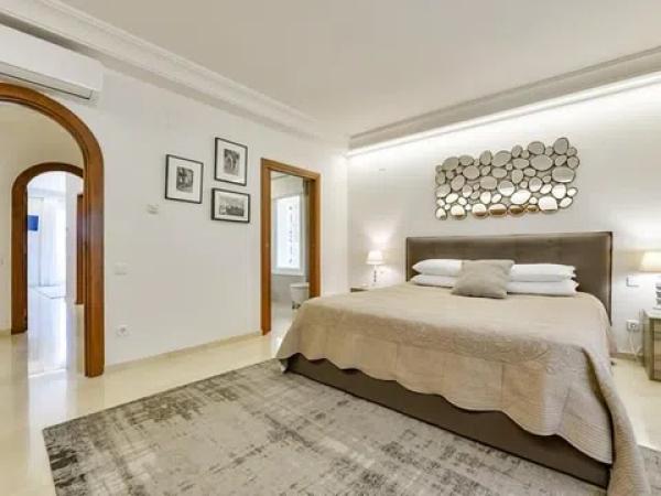 Casa independiente en avenida Principal de la Sierra