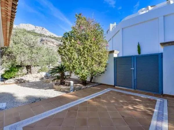 Casa independiente en avenida Principal de la Sierra