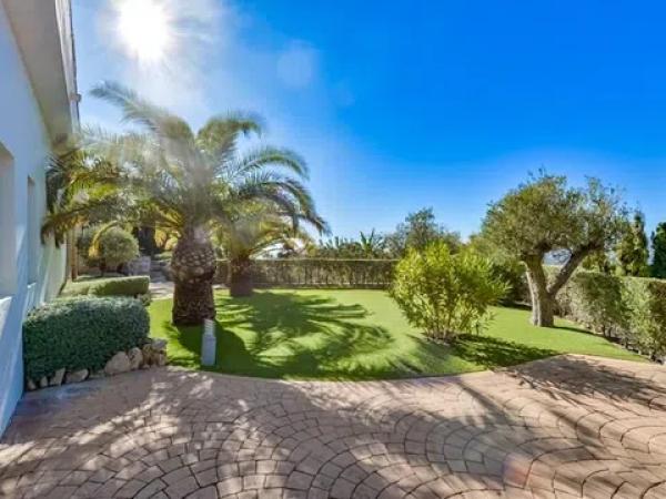 Casa independiente en avenida Principal de la Sierra