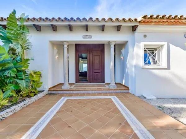 Casa independiente en avenida Principal de la Sierra