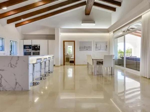 Casa independiente en avenida Principal de la Sierra