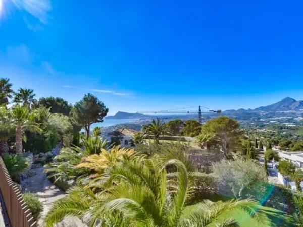 Casa independiente en avenida Principal de la Sierra