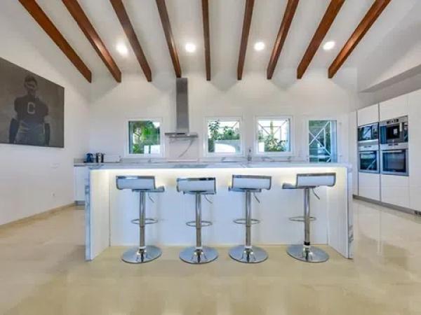 Casa independiente en avenida Principal de la Sierra