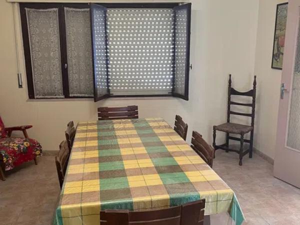 Casa de pueblo en avenida la Constitución, 10