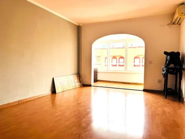 Piso en avenida País Valencià