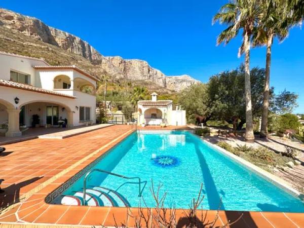 Casa independiente en calle Mieres