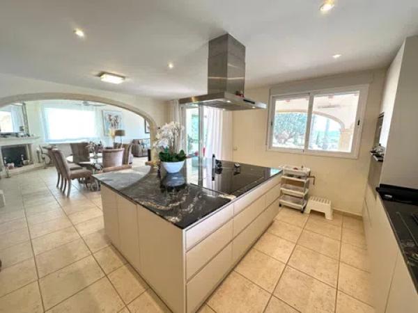 Casa independiente en calle Mieres