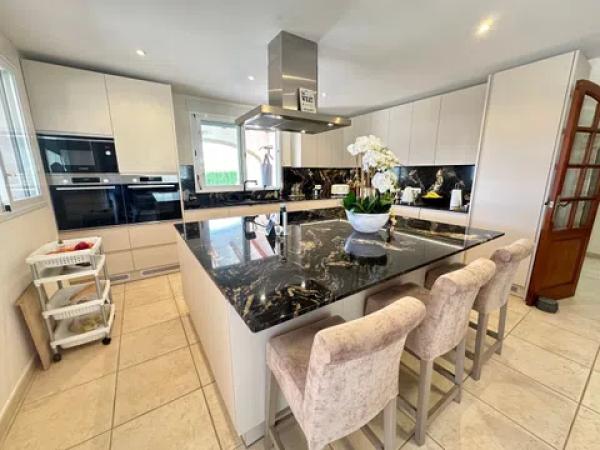 Casa independiente en calle Mieres