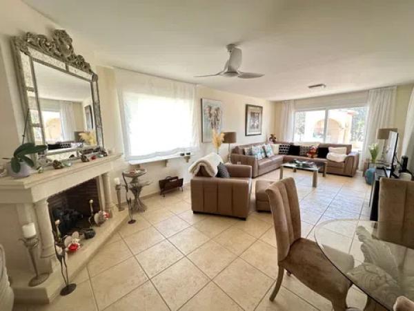 Casa independiente en calle Mieres