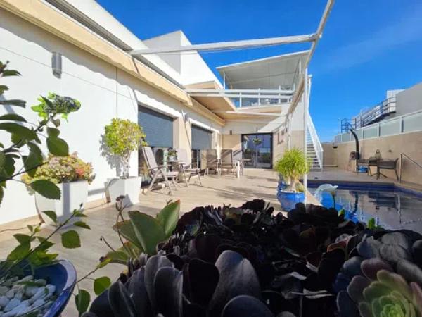 Chalet pareado en calle Maestro Serrano