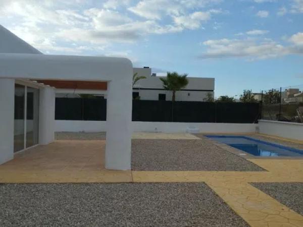 Casa independiente en calle Bruselas s/n