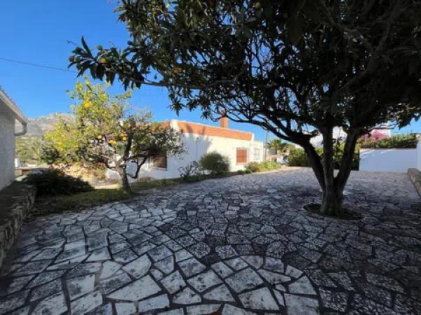 Chalet pareado en calle Marfil