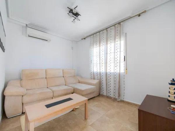 Casa independiente en avenida Torreblanca