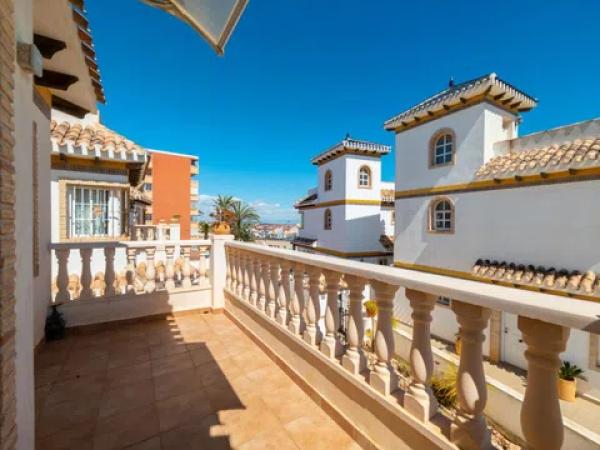 Casa independiente en avenida Torreblanca