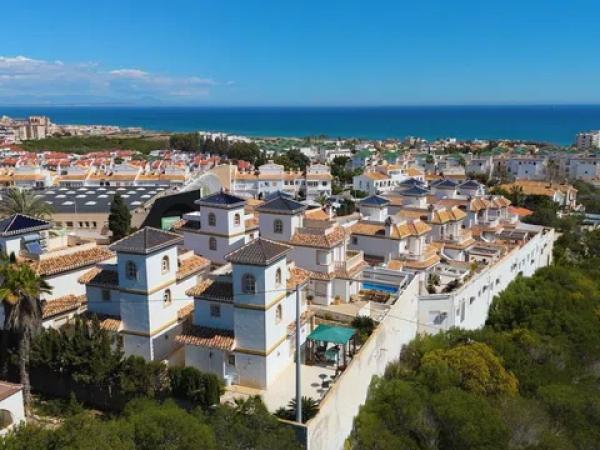 Casa independiente en avenida Torreblanca
