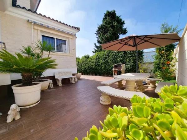 Casa independiente en calle Mimosas