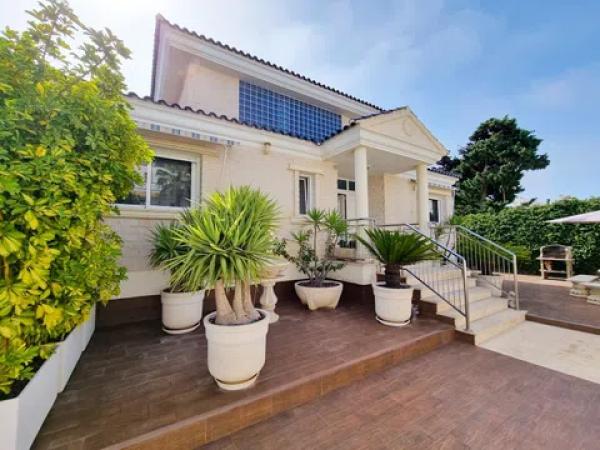 Casa independiente en calle Mimosas