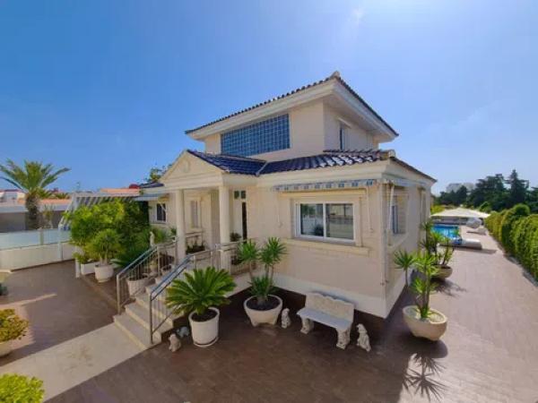 Casa independiente en calle Mimosas