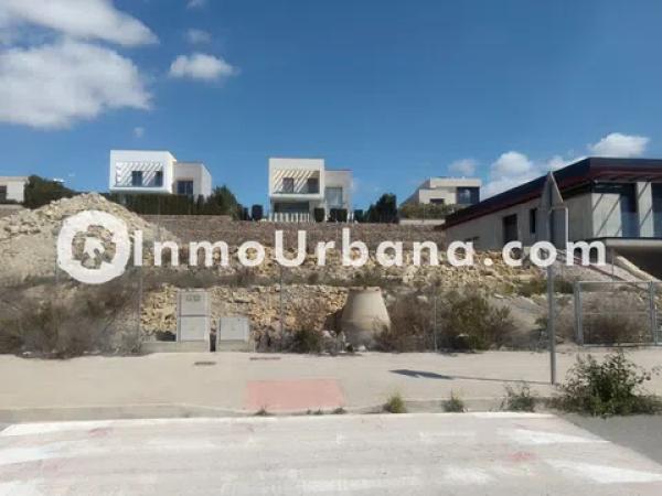 Terreno en avenida del Mediterráneo