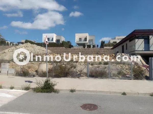 Terreno en avenida del Mediterráneo