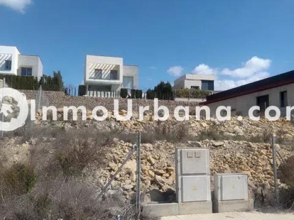 Terreno en avenida del Mediterráneo