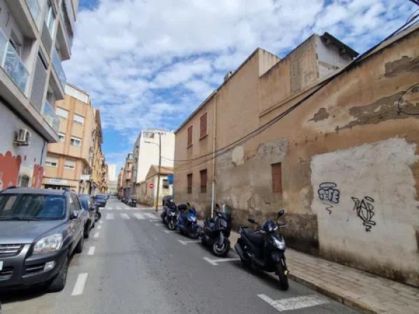 Terreno en calle Canónigo Genestar