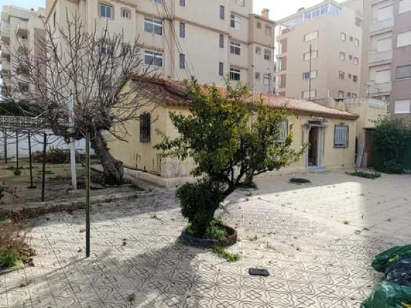 Terreno en calle Dorotea, 76