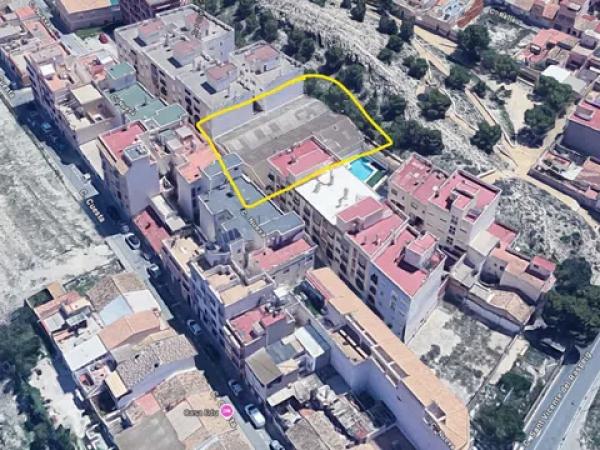 Terreno en calle Nou