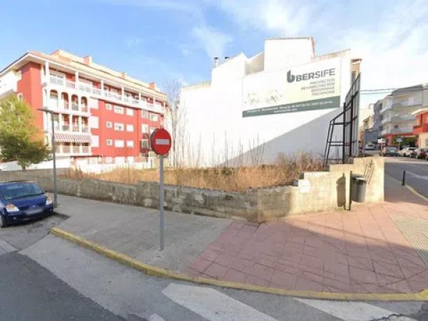 Terreno en avenida Mártires