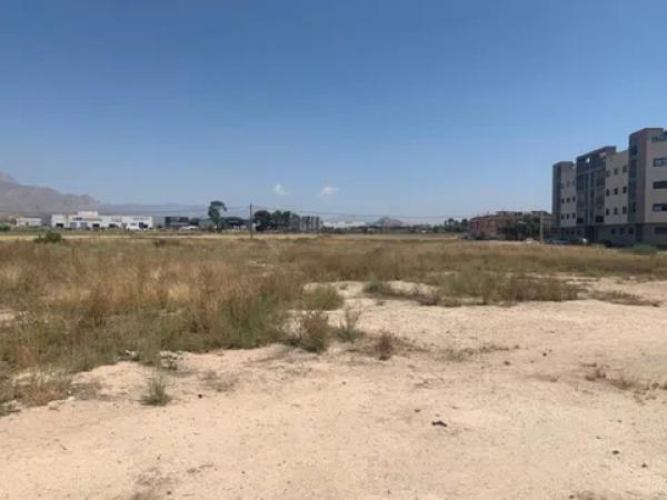 Terreno en plaza San Pascual
