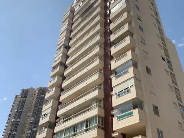 Piso en calle Presidente Adolfo Suárez, 2