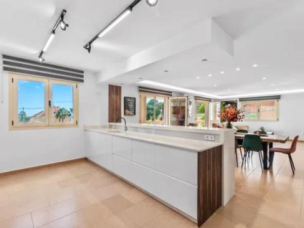 Casa independiente en avenida Urbanización Canuta de Ifach