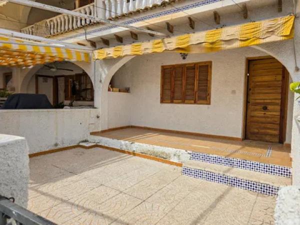 Casa independiente en calle Ávila