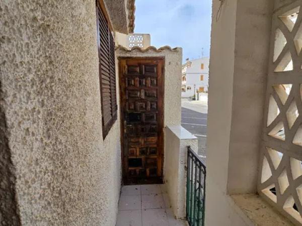 Casa independiente en calle Ávila