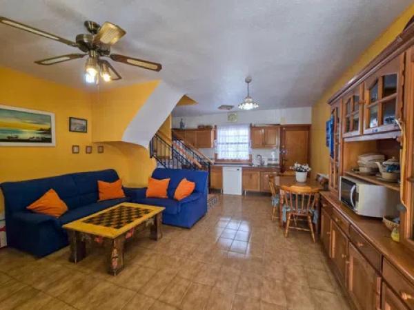 Casa independiente en calle Ávila