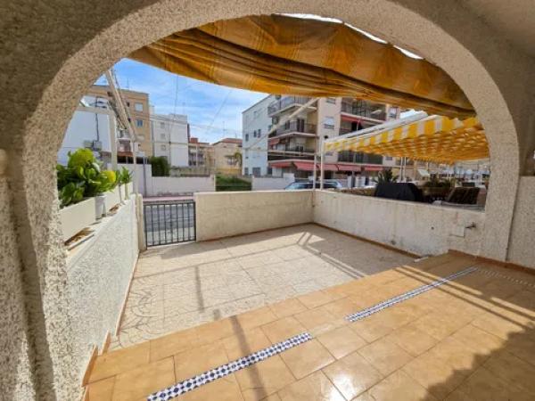 Casa independiente en calle Ávila