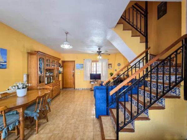 Casa independiente en calle Ávila