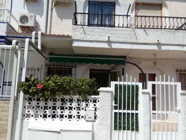 Chalet adosado en calle Torrevieja